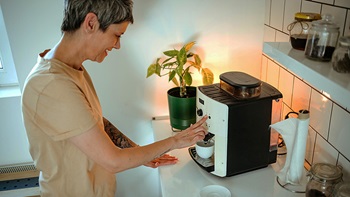 Een kop koffie zetten met een automatische koffiemachine